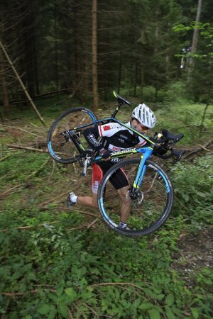 Rower jest stosunkowo lekki (8,7 kg), co ułatwia ganianie z nim po lesie