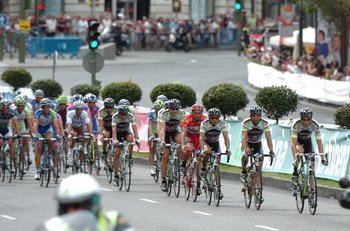 Kolarze ekipy Geox TMC przyprowadzili peleton na ulice Madrytu