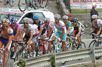 Roman Kreuziger (Astana) i Denis Mienszow (Geox TMC) w peletonie