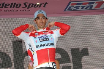 Alberto Contador (Saxo Bank Sungard) na podium w czerwonej koszulce lidera klasyfikacji punktowej. Na co dzień nosi ją jednak Michele Scarponi (Lampre ISD)