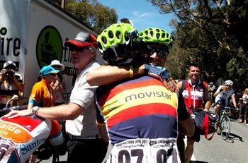 Alejandro Valverde (Movistar) dziękuje Jose Joaquinowi Rojasowi za pomoc na etapie
