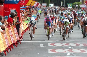 Daniele Bennati (Leopard Trek), Alessandro Petacchi (Lampre ISD) i Peter Sagan (Liquigas-Cannondale) walczą o zwycięstwo na 21. etapie