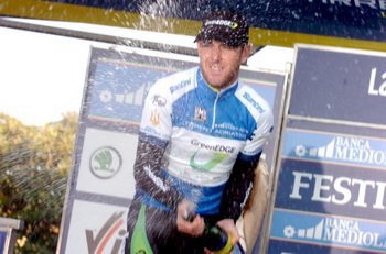 Matt Goss (GreenEdge) cieszy się na podium