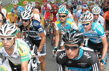 Peleton na jednym z podjazdów