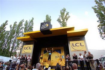 Na podium 9. etapu Tour de France wchodzi zwycięzca, Bradley Wiggins (Sky Procycling).