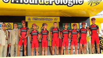 Przed startem nastąpiła oficjalna prezentacja drużyn - na zdjęciu ekipa BMC Racing z Alessandro Ballanem, zeszłorocznym zwycięzcą