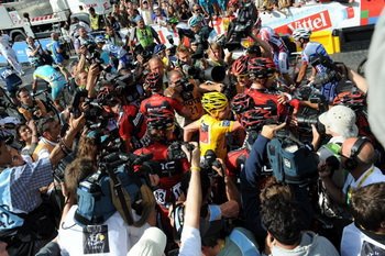 Cadel Evans otoczony kolegami z ekipy BMC Racing i tłumem dziennikarzy