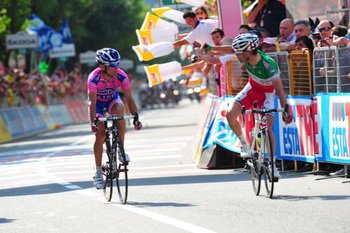 Giovanni Visconti (Farnese Vini) i Diego Ulissi (Lampre ISD) wymieniają uwagi po finiszu