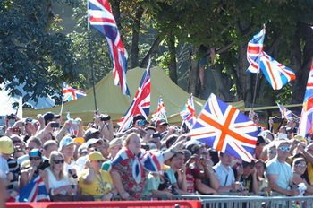 Przy trasie zgromadziła się bardzo licznie grupa kibiców z Wielkiej Brytanii. Wyspowcy przyjechali kibicować Markovi Cavendishowi oraz Bradleyowi Wigginsowi. Ten pierwszy dodatkowo miał olbrzymią szansę na odniesienie końcowego zwycięstwa pod łukiem triumfalnym.