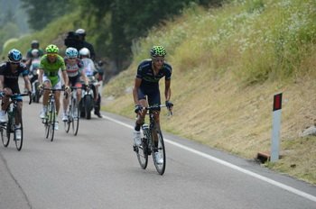 Eros Capecchi (Movistar) atakuje z grupy faworytów na ostatnich kilometrach podjazdu na metę