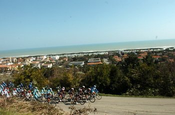 Peleton dotarł już do wybrzeży Adriatyku