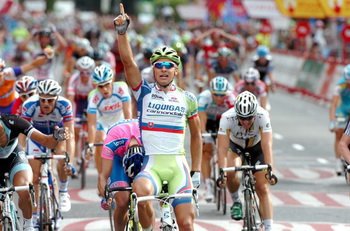 Peter Sagan (Liquigas-Cannondale) cieszy się z trzeciego zwycięstwa etapowego w tym wyścigu