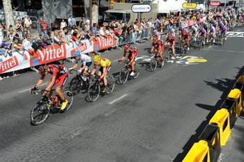 Kolarze BMC Racing prowadzą peleton na 21. etapie Tour de France