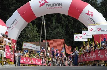 Peleton pięć razy pokonywał podjazd pod Zameczek