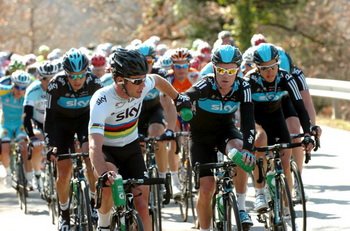 Mark Cavendish (Team Sky) korzysta z pomocy kolegów z drużyny
