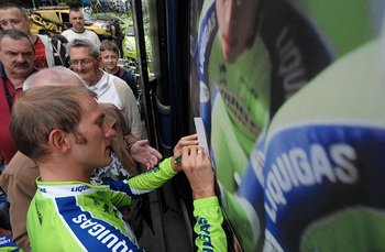 Sylwester Szmyd (Liquigas - Doimo) rozdaje autografy przed startem