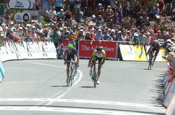 Alejandro Valverde (Movistar) i Simon Gerrans (GreenEdge) walczą o zwycięstwo na mecie 5. etapu