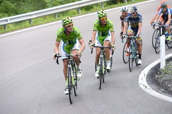 Cameron Wurf (Cannondale) prowadzi uszczuplony peleton na finałowym podjeździe