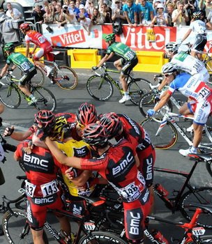 Kolarze BMC Racing cieszą się ze zwycięstwa Cadela Evansa