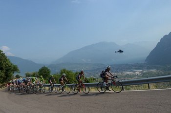 Kolarze Team Colombia prowadzą zasadniczą grupę na Passo del Ballino