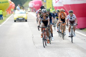 Darwin Atapuma (Team Colombia) prowadzi czołówkę na ostatnich metrach wyścigu