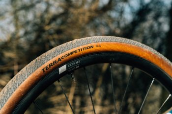 Zdjęcie do artykułu: Video Test: Continental Terra Competition – szosowa prędkość na gravelu?