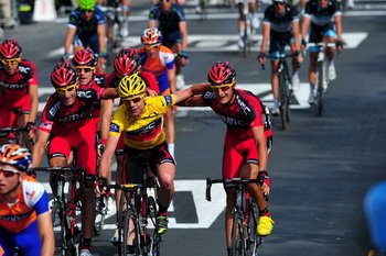 George Hincapie i Maruc Burghardt cieszą się ze zwycięstwa Cadela Evansa