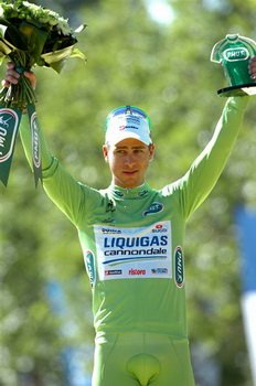 Młody Słowak sięgnął po koszulkę najlepszego kolarza w klasyfikacji punktowej. Przed rozpoczęciem tegorocznego Tour de France Peter Sagan założył się ze swoim dyrektorem, że zdobędzie ten trykot. Stawką było... Porsche!