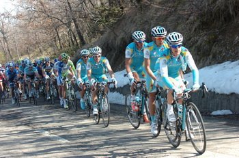 Kolarze Astany prowadzą peleton pod Prati di Tivo
