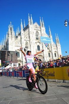 Alberto Contador (Saxo Bank Sungard) cieszy się z drugiego zwycięstwa w Giro d'Italia