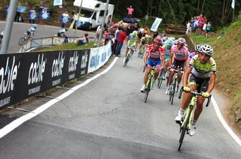 Matteo Rabottini prowadzi peleton a za nim dwójka najlepszych kolarzy w klasyfikacji generalnej - Alberto Contador (Saxo Bank Sungard) i Michele Scarponi (Lampre ISD)