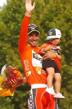 Juan Jose Cobo (Geox TMC) na podium z synem