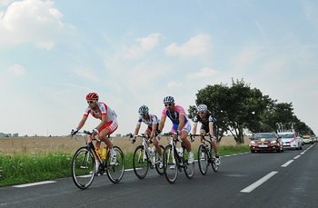 Przewaga grupki nad peletonem urosła do 11 minut