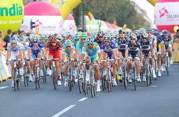 Rozpędzony peleton na ulicach Warszawy