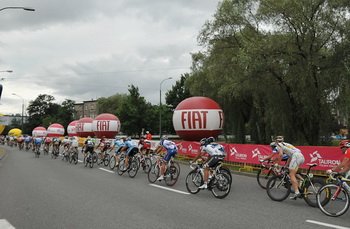 Wysokie tempo mocno rozciągnęło peleton
