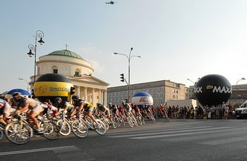 Na ulicach Warszawy peleton był już coraz bliżej