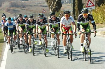 Kolarze GreenEdge prowadzą peleton, pilnując lidera wyścigu, Matta Gossa