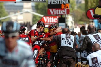 Kolarze BMC Racing świętują zwycięstwo Cadela Evansa