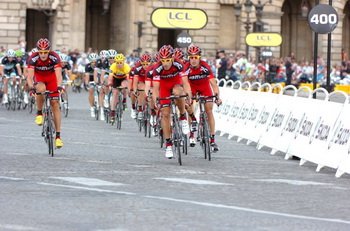 Ekipa BMC Racing wprowadziła peleton na ulice Paryża