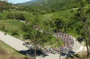 Peleton u podnóża Rocca di Cambio