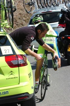Vincenzo Nibali (Liquigas-Cannondale) korzysta z pomocy swojego mechanika