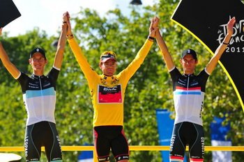 Najlepsza trójka tegorocznego wyścigu, Andy Schleck (Leopard Trek), Cadel Evans (BMC Racing) i Frank Schleck (Leopard Trek)