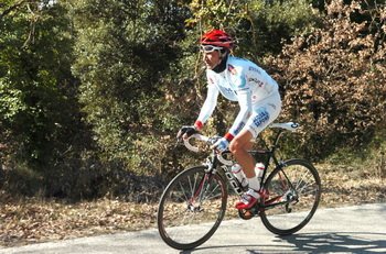 Jeden z faworytów wyścigu, Stefano Garzelli (Acqua e Sapone) na jednym z kilku niewielkich podjazdów na trasie