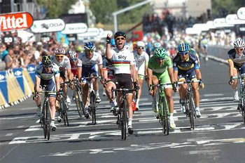 Po swoje 4. zwycięstwo w Paryżu i 23. na etapach Tour de France sięgnął Mark Cavendish (Sky). Brytyjczyk rozpoczął długi sprint, którego nie zdołał przełamać żaden ze sprinterów. Drugi był Peter Sagan (Liquigas-Cannondale), a trzeci Matthew Harley Goss (Orica GreenEdge).