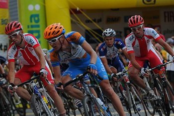 Kolarze w końcówce ścigali się w deszczu