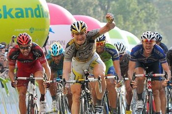 Daniel Martin (Garmin - Transitions) odbiera nagrodę główną - kluczyki do samochodu Fiat