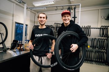 Zdjęcie do artykułu: Video: Tak powstają karbonowe koła Evanlite - odwiedziliśmy montownię w Rudzie Śląskiej!