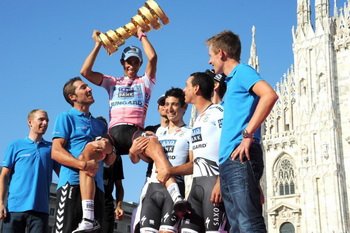 Alberto Contador na ramionach kolegów z Saxo Bank Sungard