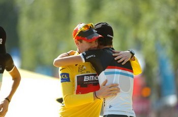 Frank Schleck (Leopard Trek) i Cadel Evans (BMC Racing) dziękują sobie za walkę